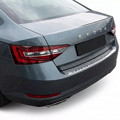 Leštený nerezový kryt hornej hrany zadného nárazníka Škoda Superb III liftback 2015–2024
