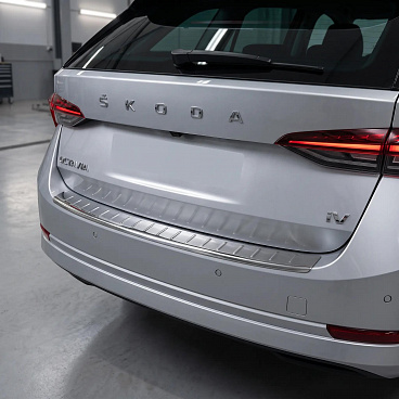 Nerezový leštený kryt hornej hrany zadného nárazníka Škoda Octavia IV 2020+ liftback Nerezový leštený kryt hornej hrany zadného nárazníka Škoda Octavia IV 2020+ liftback