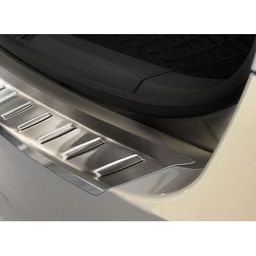 Nerez lišta hrany zadního nárazníku Škoda Octavia II kombi 2004-13 stříbrná broušená Nerez lišta hrany zadního nárazníku Škoda Octavia II kombi 2004-13 stříbrná broušená